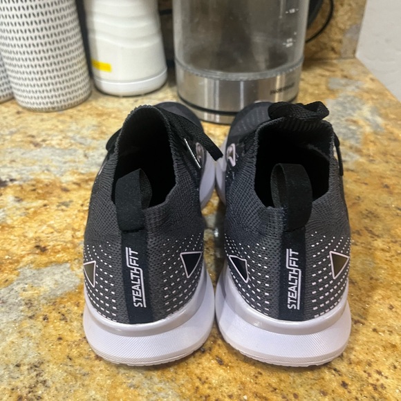 Brooks Levitate 5 size 8 - Picture 4 of 9